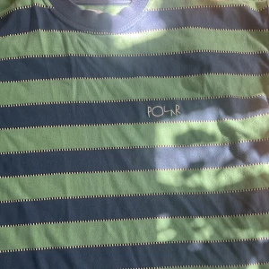 Polar t-shirt  - Polar t-shirt riktigt fint skick nästan inte använd inga fläckar eller annat, Sitter som en L/M, 