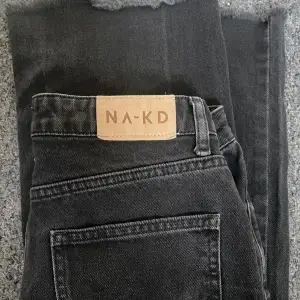 Säljer dessa super snygga jeans som jag har haft ett tag nu☀️! De är i strl 34 men är tyvärr en aning för små på mig! Jeansen är från NAKD och är i bra kvalitet☁️. Pris kan diskuteras vid snabba köp! (OBS står ej för postens slarv)🌸