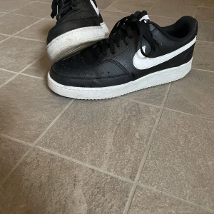 Skor Nike - Använda ca 5 gånger alltså i mycket bra skick. Skorna är storlek 42,5. 