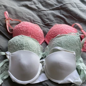 bh-ar storlek 70b och 70c - Super fina bh-ar i storlek 70b eller 70c! De är knappt använda💕💕