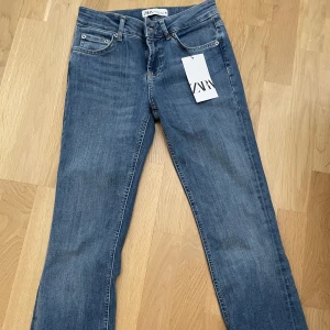 Lågmidjade bootcut jeans - Skitsnygga Lågmidjade bootcut jeans från Zara. Aldrig använda och lappen finns kvar. Säljer pågrund av att jag har ett par nästan likadana. Extremt bra längd. 
