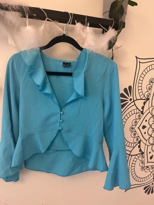 Somrig blå topp  - En söt blå sommar topp som aldrig kommit till användning pågrund av för tajt vid bysten. Säljer den för 300 då ordinarie priset är 349kr💖jag står inte för postens slarv, köparen står för frakt💓