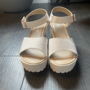 Söta klackar - Jättefina sommarklackar, minns inte vart dom är ifrån! Bara använt 1-2ggr, i bra skick! Storlek: 4 = 37