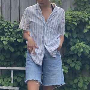 Levi’s skjorta  - Blårandig kortärmad skjorta från Levi’s. Relaxed fit 🌼