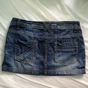 Jeanskjol - Kort jeanskjol, står storlek S. Midja tvärsöver 38 cm