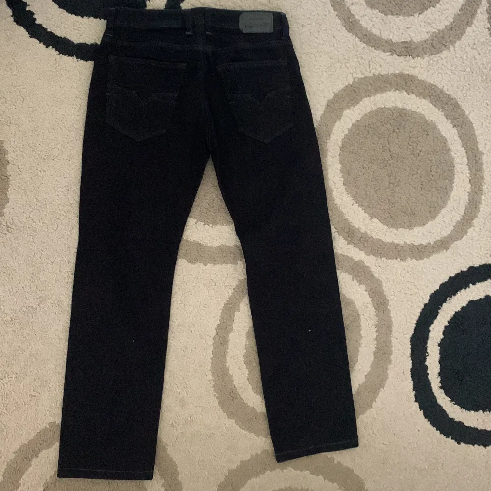 Mörkblå straightleg Diesel jeans. Bra kondition.. Jeans & Byxor.