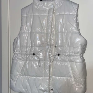 Väst - En jättefin väst, har använt 3 gånger och fintskick 💗