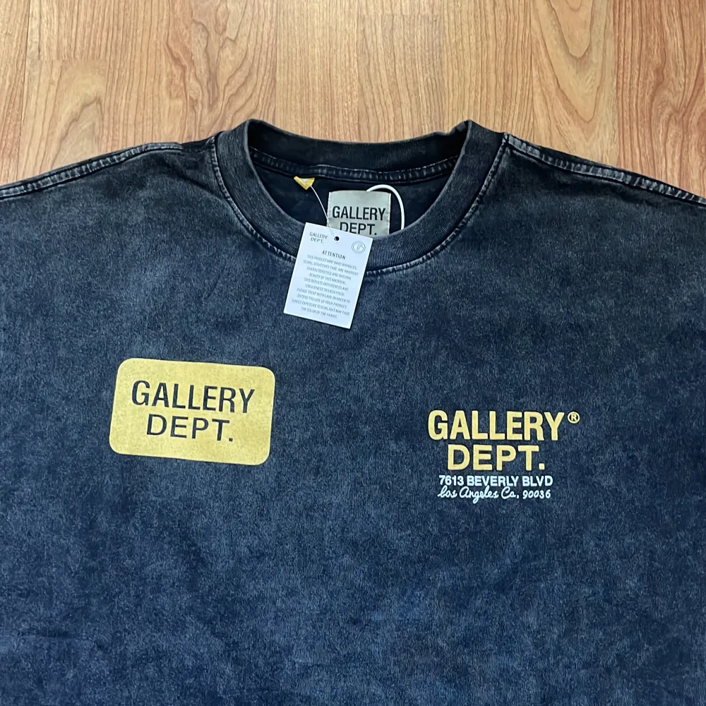 En helt ny och helt oanvänd gallery dept t-shirt för ett fint och bra pris. . T-shirts.