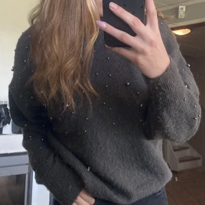 Supermysig stickad tröja - Knappt använd, jättefin stickad tröja i så mjukt material!🥰
