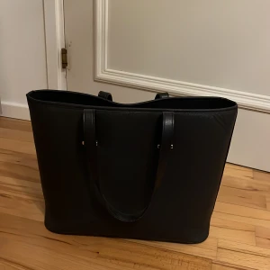 Svart väska - Svart väska perfekt till skolan