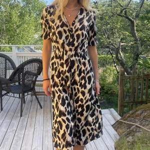 Så fin leopardklänning, aldrig använd men utan prislapp! Den är från märket influence och i storlek36! Jag är 175 cm och brukar ha s/36!❤️😍💓