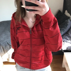 Zip-up hoodie - Säljer likadan zip-up hoodie som den vita fast röd. Bra skick. Säljer då den inte kommer till användning längre ❤️