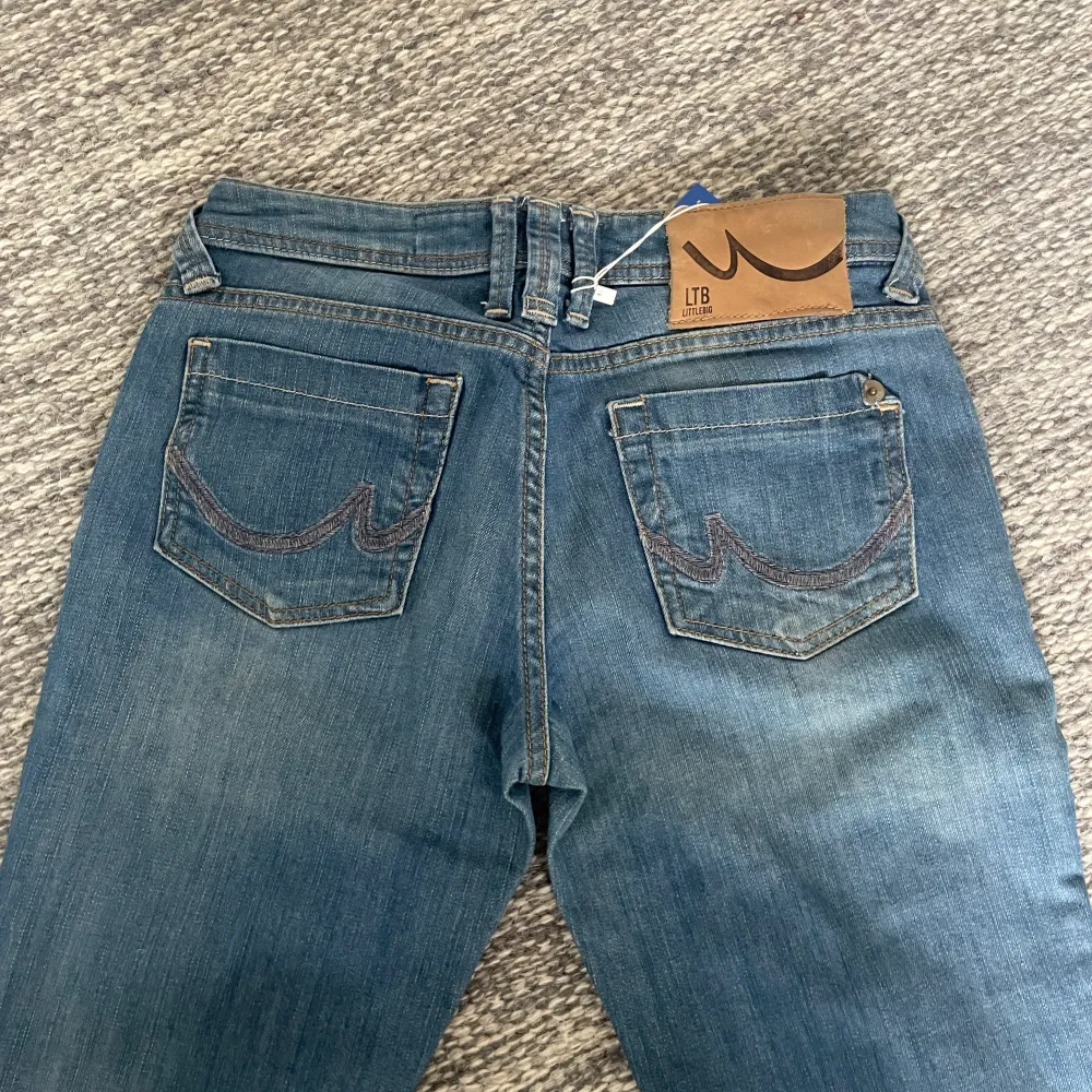 Säljer vintage ltb jeans som jag köpte från sellpy men som tyvärr inte passade mig i midjan . Skulle säga att de sitter som valerie modellen och de är i fint skick. Midjemått: 70 cm. Jeans & Byxor.