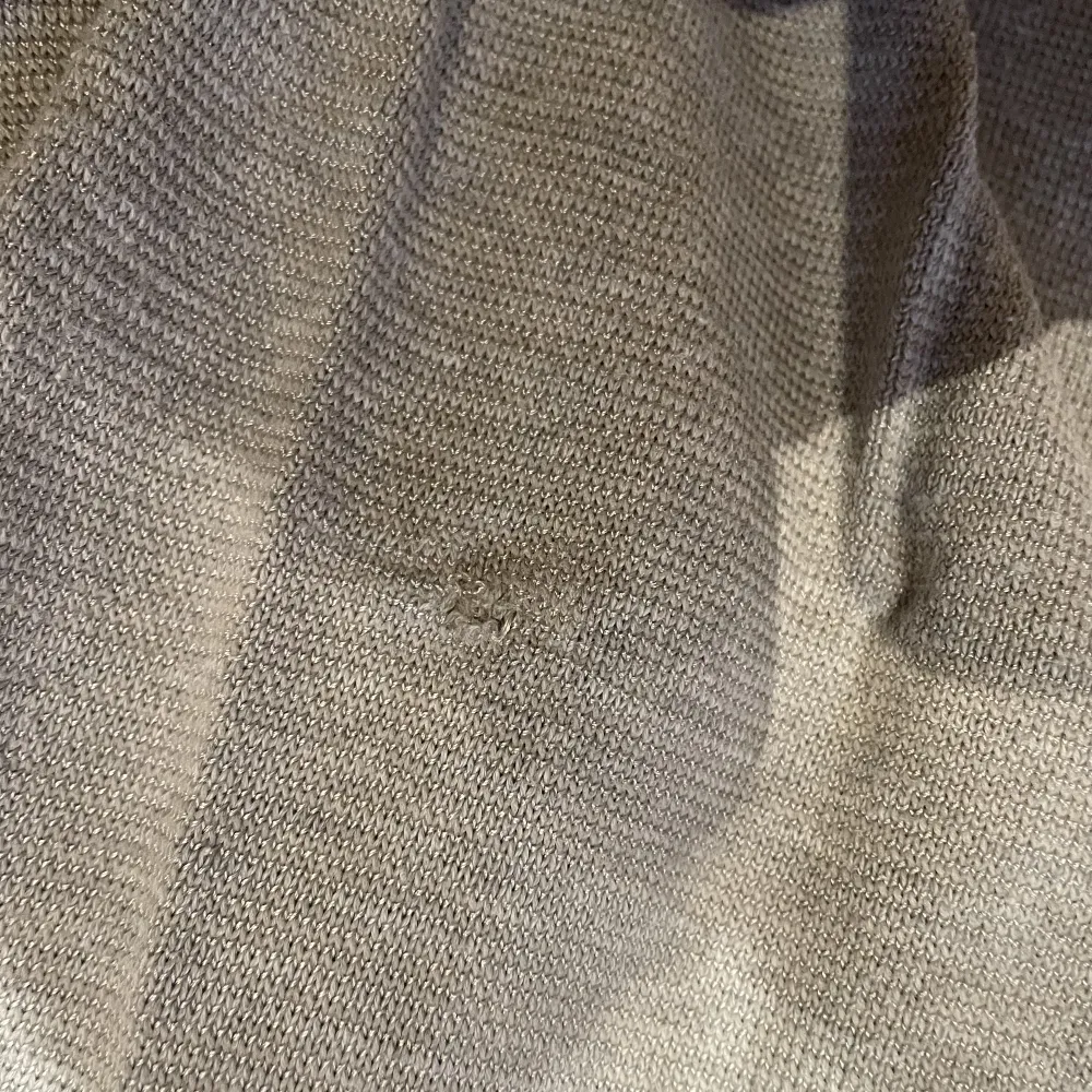 Säljer min stickade j.lindeberg tröja som är för liten. Ett litet hål på sidan av ryggen som är igensytt ( syns knappt )! Även något kortare i storlek! (7-8/10) skick! Ny pris: 1,200kr! Säljer för 599kr! . Stickat.