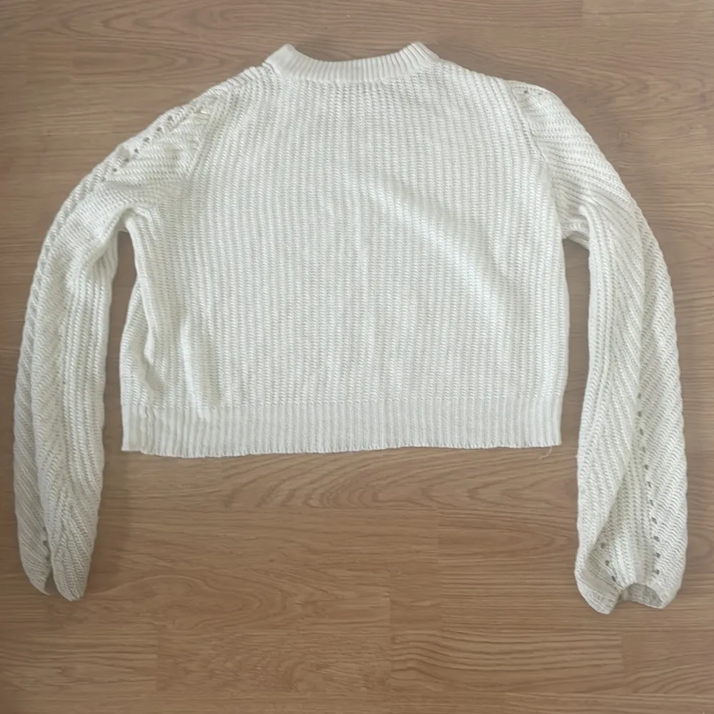 Säljer denna stickade tröjan från Ginatticot då den inte används längre!  Den är väldigt luftig i ärmarna, fråga privat ifall ni vill ha en bild hur den sitter på!😊 Den är inte så tjock för att vara stickad då det är hål i stickandet!. Stickat.