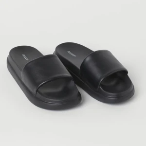 SÖKES - Söker dessa tofflor från H&M i storlek 36/37, vita eller svarta spelar ingen roll 