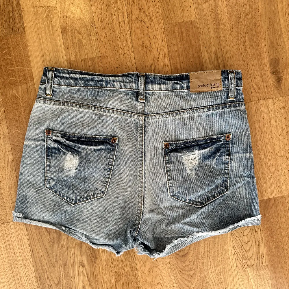 Jeansshorts från Gina Tricot. 50 kr exkl frakt. . Shorts.
