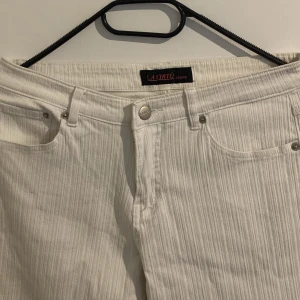 Vintage flare byxor 🫶🏼 - Vintage flare ”ribbade” byxor. Dom är stretchiga och bekväma! Storlek M.