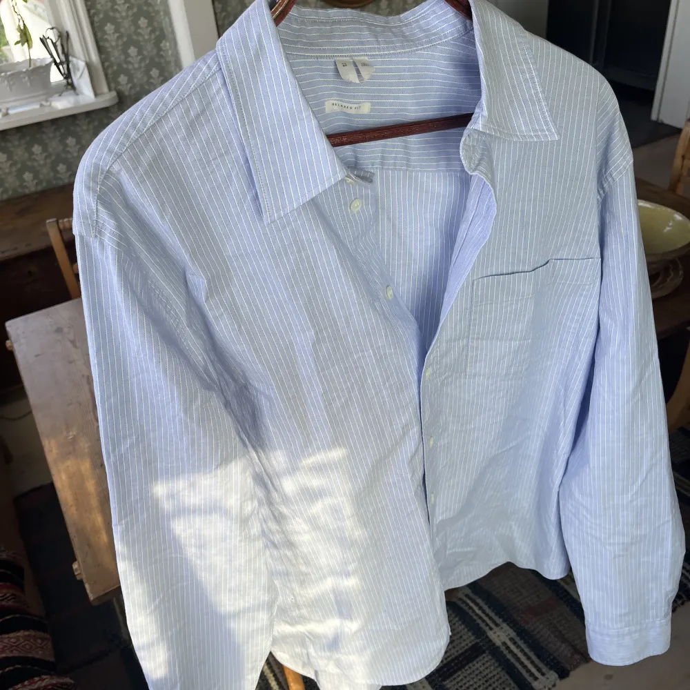 Blå-vit randig ”relaxed fit” skjorta från Arket. . Skjortor.