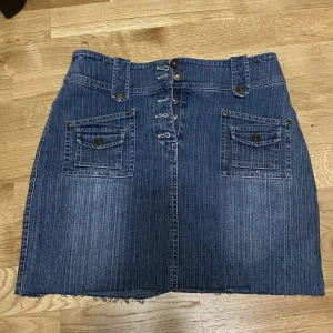 jeanskjol - jättefin jeanskjol som ej kommer till användning längre!