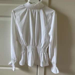 Blus - Jättefin vit blus från Lovisa Barkmans kollektion för Bubbleroom. Nypris: 349:- 🧚🏼💚