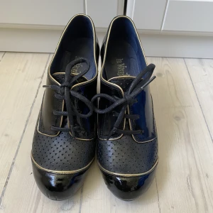 Klackskor lack  - Fina högklackade skor i läder och lack. Köpta i Barcelona, väldigt bekväma. Strl 39