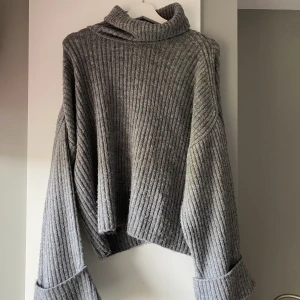 Stickad tröja  - Väldigt skön och varm stickad tröja. Knappt använd. Storlek XL men passar mig som annars har S. 