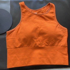 Träningströja (Topp) - En bra tränings tröja som är ribad och Sitter på plats.🧡