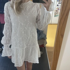 Vit klänning  - Oanvänd NAKD kläning 💕