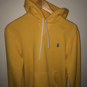 Polo Ralph Lauren tröja - Snygg Ralph Lauren hoodie i nyskick! Knappt använd Säljer den då den bara samlar damm i garderoben Nypris 1400:-  Storlek M men passar även S   Bara att höra av sig vid frågor!