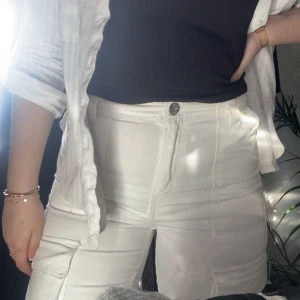 Cargopants - Ett par vita cargo från berskha i modellen medium rise cargo straight, storlek 38. Använd en gång varav i bra skick. Kan posta eller mötas upp i centrala Stockholm. För fler bilden eller eventuella frågor kan tas privat💗