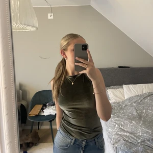 Grön sammets body - Super fin sammets body som passar till allt och till typ alla tillfällen 💕💕