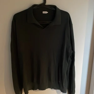 Tröja Filippa K - Mörkgrön tunnare tröja i merinoull från Filippa K i bra skick.