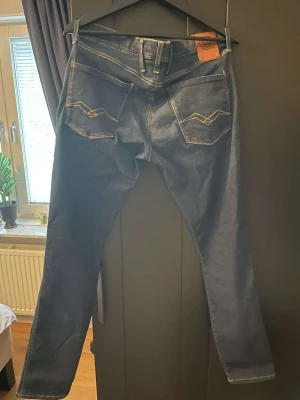 Replay jeans  - Ett par blåa replayjenas i stl 32/32, 550kr 