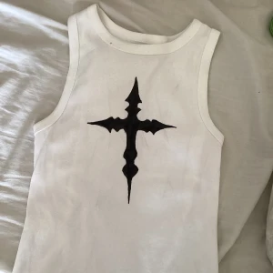 Linne -  Ett nyköpt linne från Lindex som jag har målat på med textilfärg! På andra bilden är det streck men det är bara för tröjan är lite skrynklig!:D kontakta gärna innan köp💗