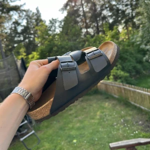 Birkenstocks - Birkenstocks storlek 41. Använda en del men bra skick och sjukt snygga ännu, mitt pris: 399kr