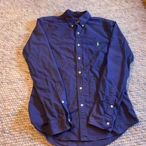 Ralph Lauren skjorta  - Säljer Ralph Lauren skjorta till billigt pris pga liten blekning i bak ( se bild 2 ) men annars i bra skick. Nypris 1200