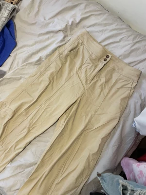Beigea byxor  - Fina beigea byxor med väck framtill! Utsvängda i slutet! Knappt använda tyvärr. 