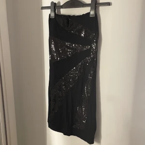 Kort klänning  - Jättesöt kort klänning💋 lappen är borta så vet inte märket. Den har en inbyggd kuppa skulle säga att storleken är 38/M