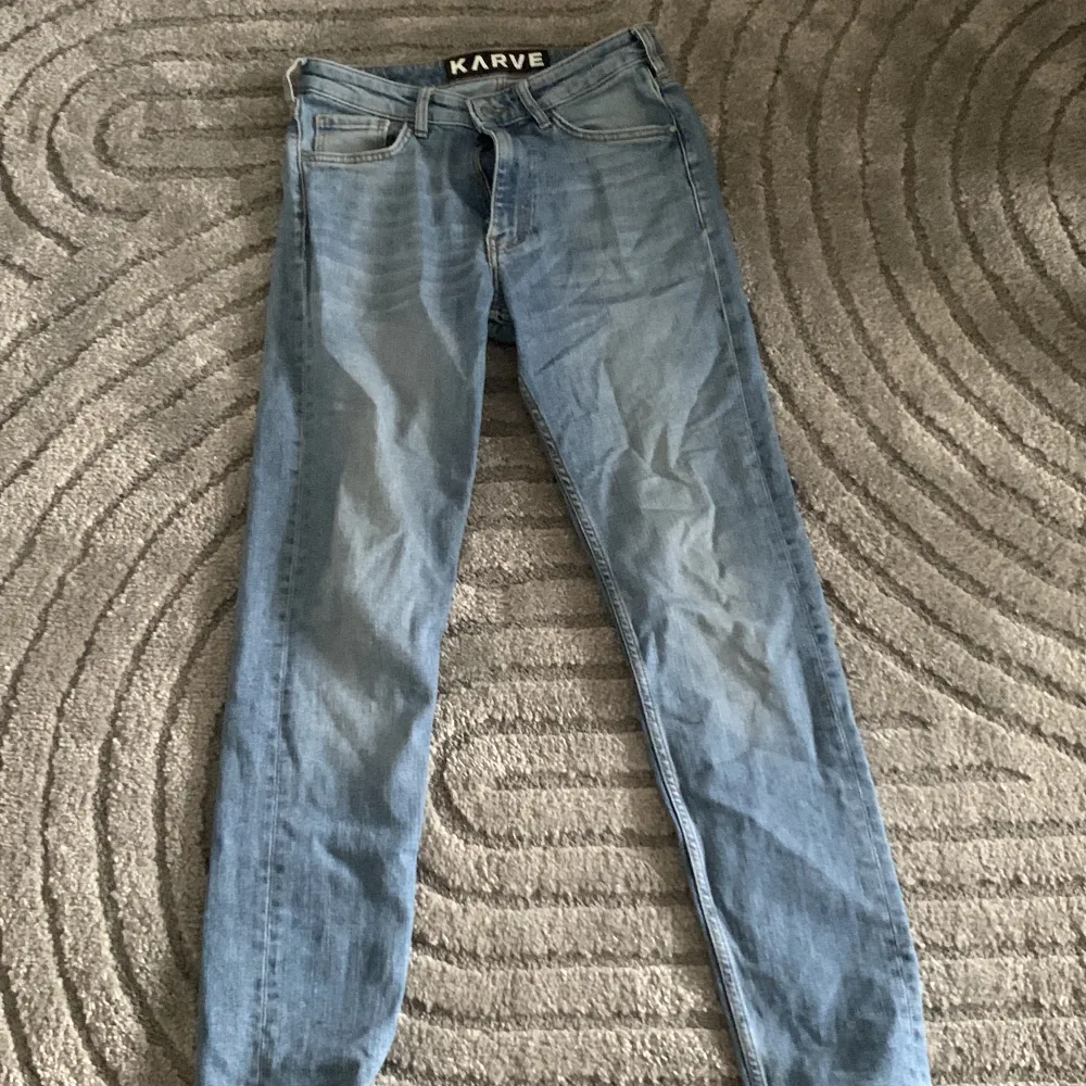 Ett par vanliga blåa jeans ifrån Karve som har använts ett par gånger och utan defekter. Jeans & Byxor.