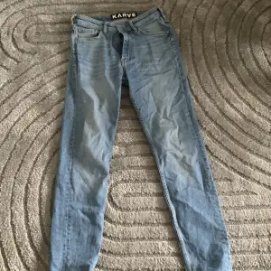 Ett par vanliga blåa jeans ifrån Karve som har använts ett par gånger och utan defekter