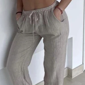 Linnebyxor - Säljer nu mina beiga linnebyxor från desig by si. Använda fåtal gånger i superfint skick. Storlek S extra långa.