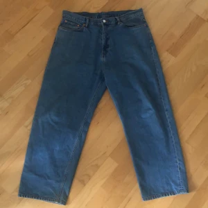 Jeans - Jeans från Weekday. Lite slitningar vid hällarna, skick 7/10