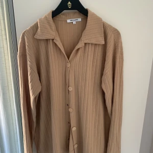 Skjorta/kofta  - Kofta från Sanne Alexandra i storlek S. Lite nopprig men annars inget att anmärka. 80% polyester, 16% viskos, 4% elastan. 