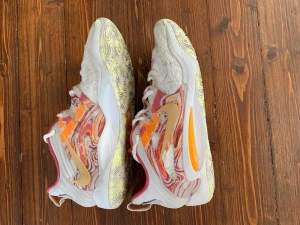 Kd 15 All star - Hej säljer nu mina KD 15 All stars de då inte kommer till användning på grund av att de är förstora! Jag har använt de några gånger men de är ungefär nya. Nypris 1900kr. Kvitto finns 