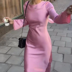 Rosa satin klänning - Säljer denna populära slutsålda rosa satin klänning ifrån GinaTricot. Endast testad! Pris kan diskuterad