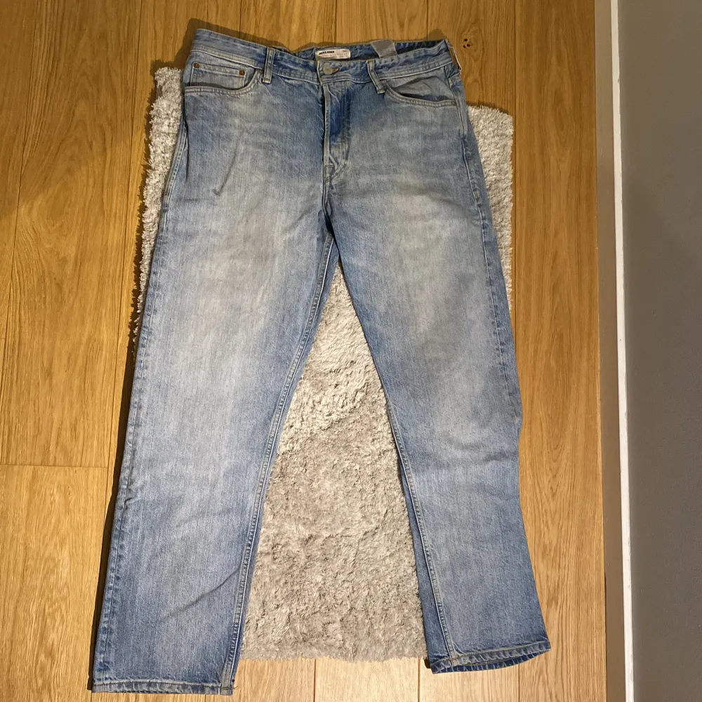Ett par jeans från Jack&Jones - Storlek W34 L32 - har suttit på mig 179cm @80kg. Jeans & Byxor.