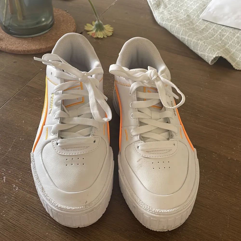 Vita och orangea sneakers från puma, använda 1 gång. Skor.