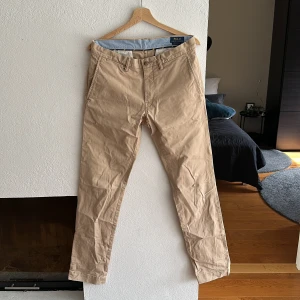 Polo Ralph Lauren Chinos Beige - Slim fit men schyssta ändå. Luftiga på sommaren. Liten slipskada på vänster knä. 