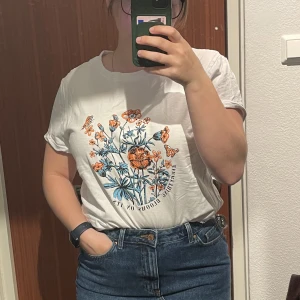 T-shirt med blommigt tryck - T-shirt med blommigt tryck. Storlek xxl, motsvarar en L skulle jag säga. Använd 1 gång. 